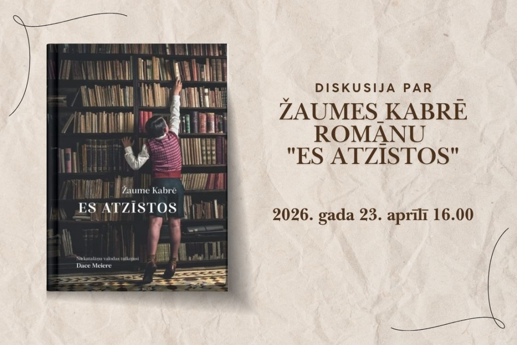 Afiša ar romāna “Es atzīstos” vāku, kur redzams bērns bibliotēkā stiepjamies pēc grāmatas augstā plauktā. Labajā pusē teksts: “Diskusija par Žaumes Kabrē romānu ‘Es atzīstos’. 2026. gada 23. aprīlī 16.00.” Fons gaiši teksturēts ar dekoratīvām līnijām