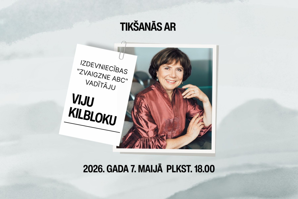Pasākuma afiša ar gaišu fonu. Centrā redzams portreta foto ar personu eleganta piegriezuma tumši sarkanā apģērbā. Blakus foto piestiprināta papīra lapa ar tekstu: “Izdevniecības ‘Zvaigzne ABC’ vadītāju Viju Kilbloku.” Augšā uzraksts “Tikšanās ar”. Apakšā norādīts pasākuma laiks: 2026. gada 7. maijs, plkst. 18.00. Redzams Saldus novada bibliotēkas logo un piezīme, ka pasākums tiks fotografēts publicitātes nolūkos.