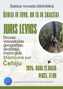 Afiša par pasākumu Saldus novada bibliotēkā: “Čehija ir tuvu. Un tā ir skaista!” Tikšanās ar Juri Levicu, Druvas vidusskolas ģeogrāfijas skolotāju un Impro gidu. Stāstījums par Čehiju. Norādīts datums – 2026. gada 21. maijs, plkst. 17.00. Labajā pusē redzama fotogrāfija ar cilvēkiem šaurā akmens aizā uz kāpnēm. Apakšā Saldus novada bibliotēkas logo un informatīvs teksts par fotografēšanu pasākuma laikā.