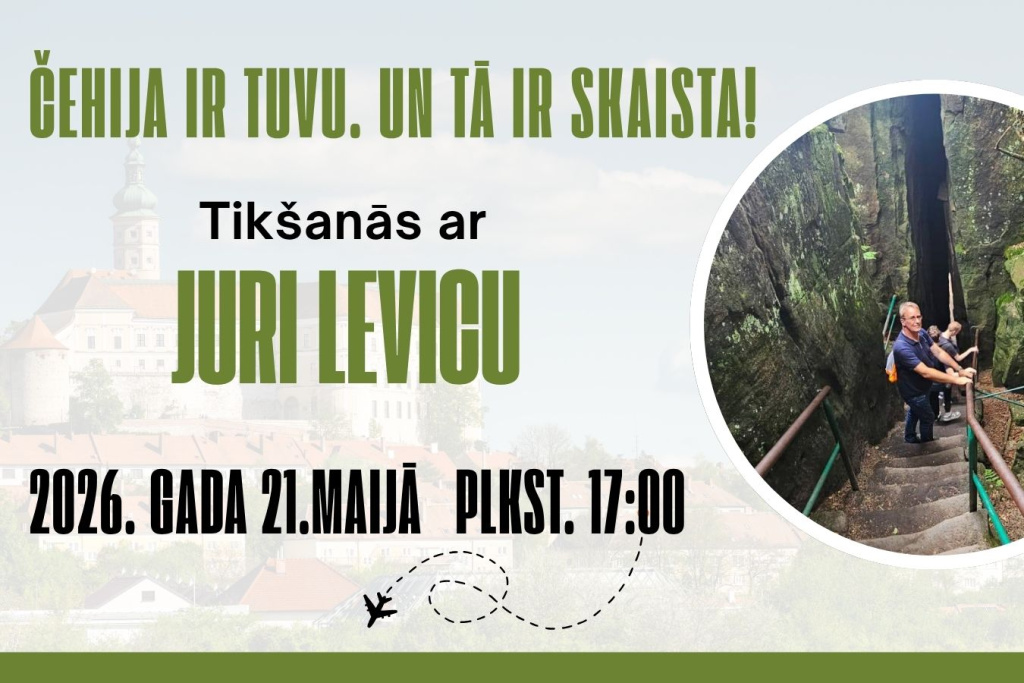Pasākuma afiša Saldus novada bibliotēkā. Teksts: “Čehija ir tuvu. Un tā ir skaista! Tikšanās ar Juri Levicu. Stāstījumā par Čehiju.” Norādīts datums – 2026. gada 21. maijs, plkst. 17.00. Labajā pusē apaļā ietvarā redzama fotogrāfija ar cilvēkiem akmens šaurā aizā uz kāpnēm, fonā – pilsētas panorāma un ceļojuma simboli. Apakšā Saldus novada bibliotēkas logo.