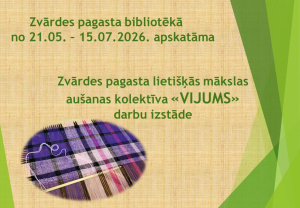 Reklāmas plakāts ar gaiši brūnu, auduma tekstūras fonu un zaļiem grafiskiem elementiem labajā pusē. Vidū zaļā krāsā ir teksts: "Zvārdes pagasta bibliotēkā no 21.05. – 15.07.2026. apskatāma Zvārdes pagasta lietišķās mākslas aušanas kolektīva «VIJUMS» darbu izstāde." Apakšējā kreisajā stūrī redzams ovāls attēls ar daļēji noaustu krāsainu audumu stellēs, kur dominē violeti, rozā un melni raksti.