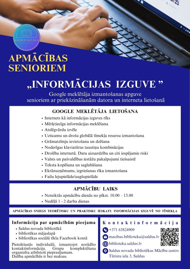 Plakāts ar informāciju par Saldus novada bibliotēkas rīkotām apmācībām senioriem “Informācijas izguve”. Attēla augšdaļā redzamas rokas, kas raksta uz klēpjdatora tastatūras. Tekstā norādīts, ka tiks apgūta Google meklētāja lietošana, informācijas meklēšana, atslēgvārdu izvēle, drošība internetā, datu aizsardzība, failu lejupielāde un citas digitālās prasmes. Apmācības notiek darba dienās no plkst. 10.00 līdz 13.00. Pieejama kontaktinformācija, tostarp telefona numurs, e-pasts, mājaslapa un apmācību vieta Saldū.