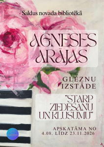 Afiša par Agneses Arājas gleznu izstādi "Starp ziedēšanu un klusumu" Saldus novada bibliotēkā. Fonā attēlota glezna ar rozā ziediem vāzē. Norādīts, ka izstāde apskatāma no 2026. gada 4. augusta līdz 23. novembrim Saldus novada bibliotēkā.
