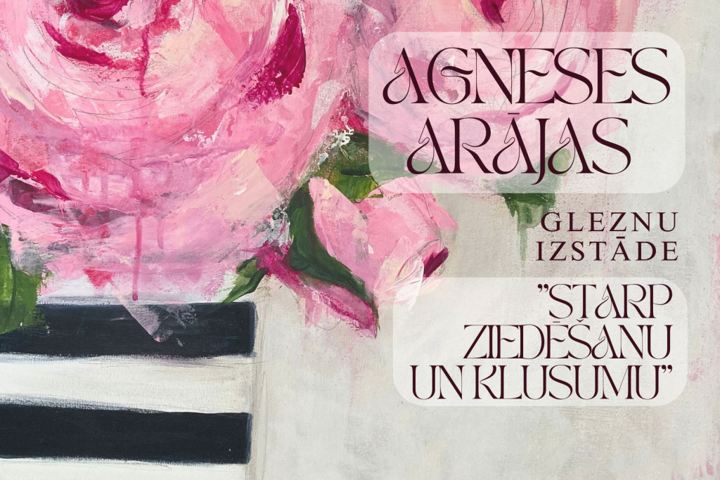 Agnese Arājas gleznu izstādes "Starp ziedēšanu un klusumu" reklāmas baneris. Fonā redzama glezna ar lieliem rozā ziediem un melnbalti svītrainu vāzi. Attēlā norādīts mākslinieces vārds, gleznu izstādes nosaukums un izstādes nosaukums.