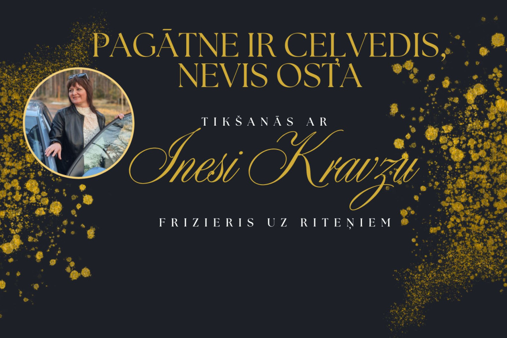 Saldus novada bibliotēkas baneris par tikšanos ar Inesi Kravzi. Uz tumši zila fona ar zeltainiem dekoratīviem akcentiem izvietots pasākuma nosaukums "PAGĀTNE IR CEĻVEDIS, NEVIS OSTA". Zem tā redzams teksts "Tikšanās ar Inesi Kravzi" un "Frizieris uz riteņiem". Kreisajā pusē ievietota apaļas formas fotogrāfija ar personu pie automašīnas. Baneris informē par pasākumu Saldus novada bibliotēkā, kurā būs iespēja dzirdēt stāstu par grāmatu un dzīves pieredzi.