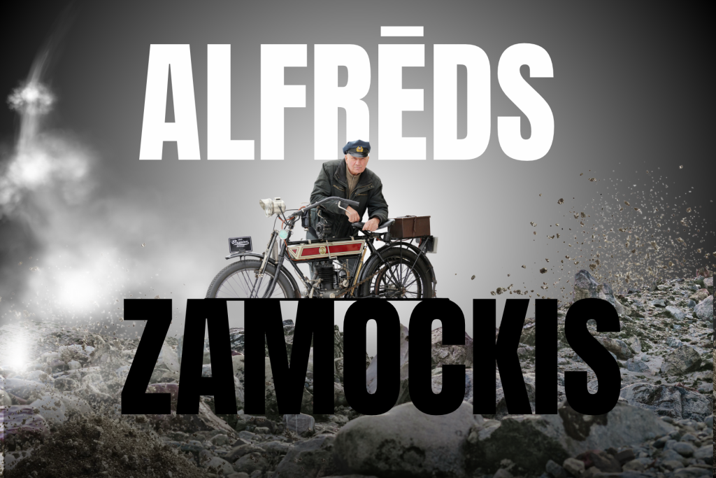 Banera fragments ar lieliem uzrakstiem “ALFRĒDS” un “ZAMOCKIS”. Centrā redzams cilvēks pie vēsturiska motocikla uz akmeņaina fona ar putekļu un dūmu efektiem. Dizains veidots pelēkos un melnos toņos, radot dinamisku un motociklu vēsturei atbilstošu noskaņu.